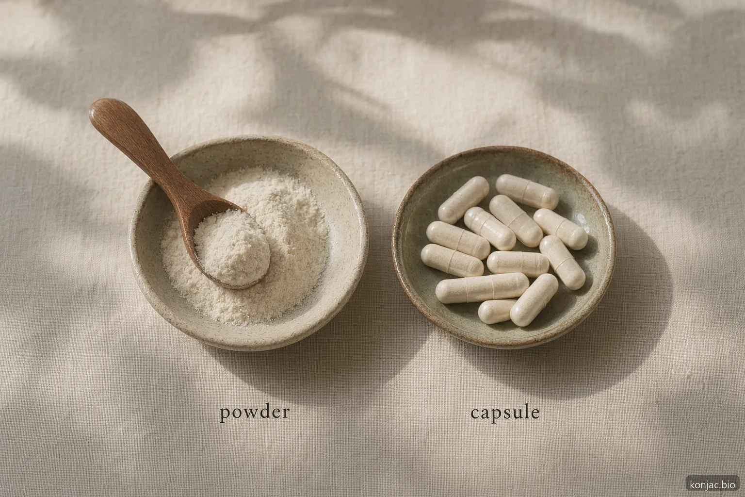 Glucomannan 보충제는 분말 또는 캡슐 형태로 제공됩니다. 분말은 계량이 쉽고, 캡슐은 휴대가 편리합니다.