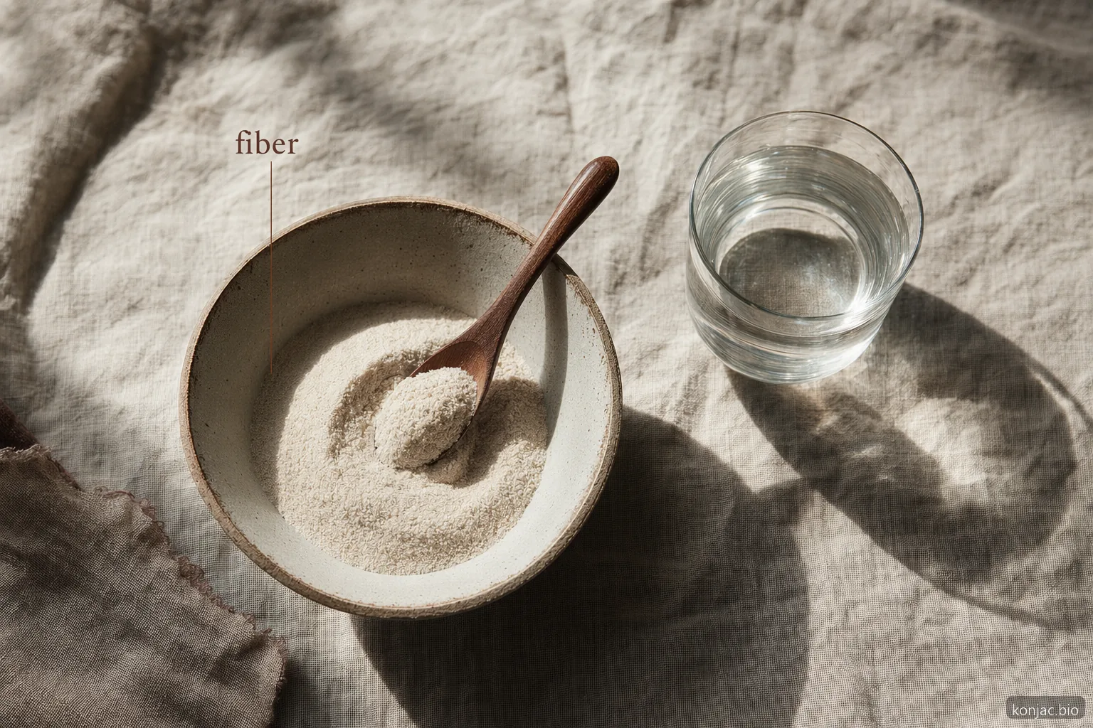 concetto di dose di glucomannan e colesterolo: la polvere di konjac viene in genere assunta con abbondante acqua come fibra solubile