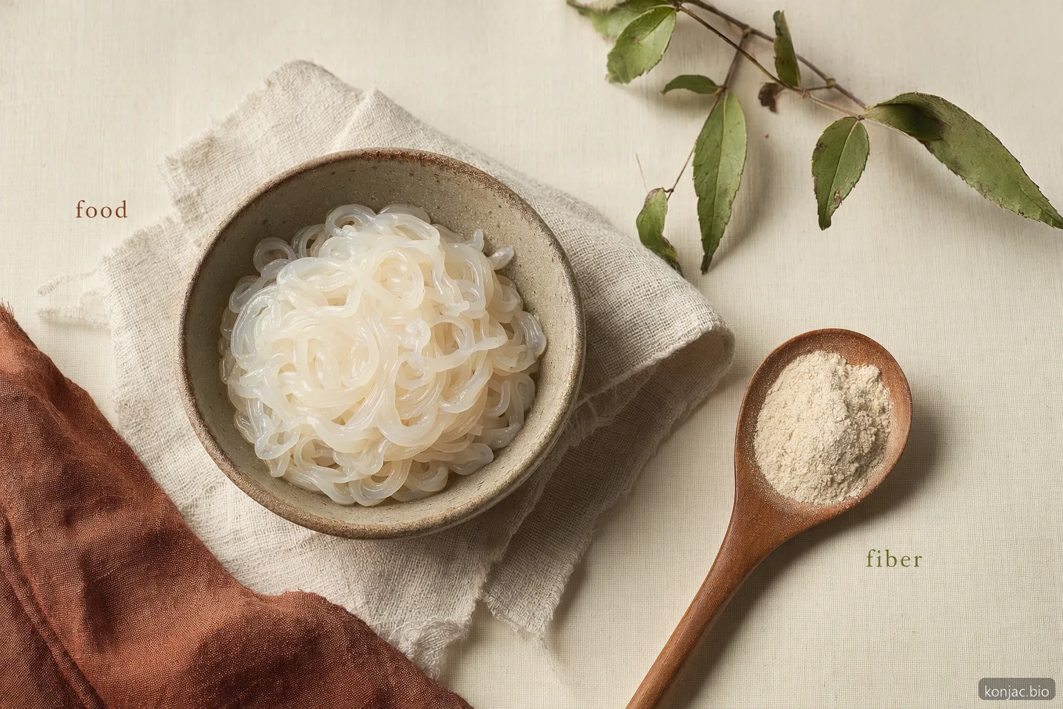 Gli alimenti per la perdita di peso con konjac e la polvere di glucomannan supportano entrambi il controllo calorico quando usati prima dei pasti con acqua.