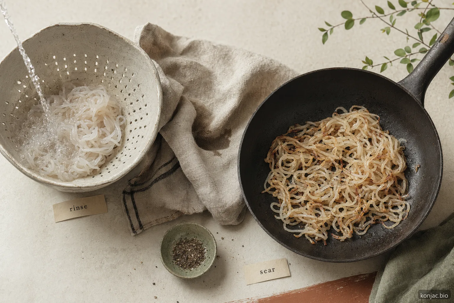 la preparazione dei noodle di konjac mostra come risciacquo e rosolatura a secco riducano l'aroma e migliorino la consistenza prima di salse o saltati in padella