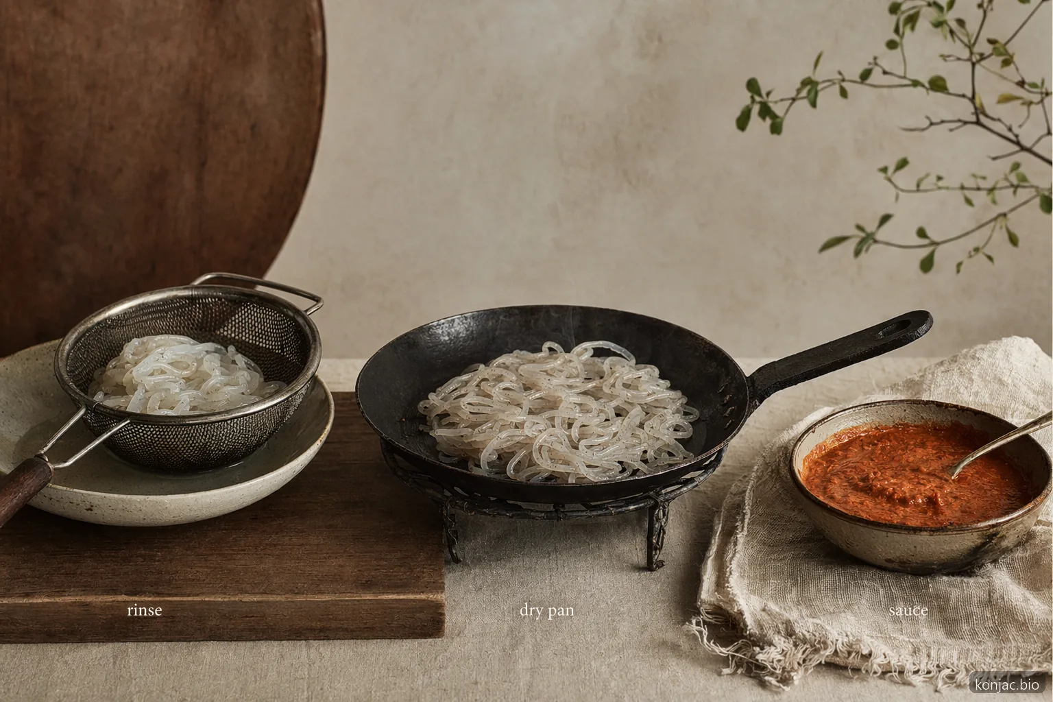 La preparazione della pasta di konjac mostra che risciacquo, riscaldamento in padella a secco e salsa decisa migliorano la texture dei noodles.