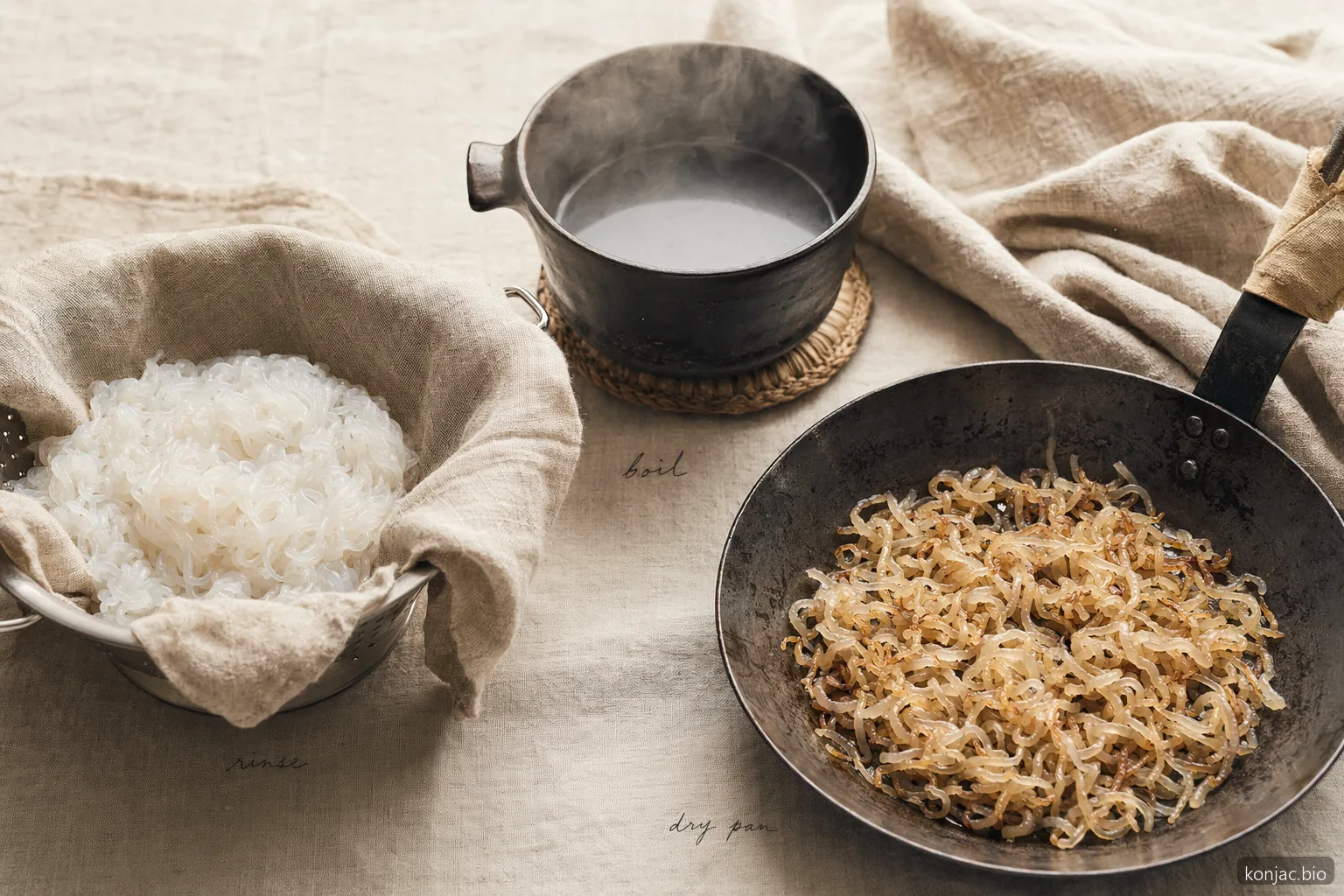 come cucinare i noodle shirataki sciacquando, bollendo e saltando a secco per rimuovere l’odore e rendere la consistenza più compatta
