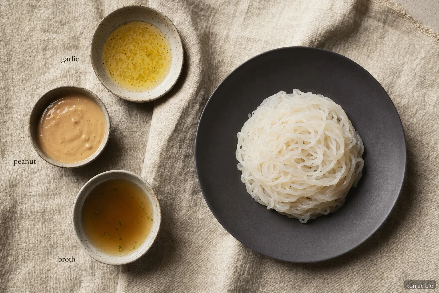 Le ricette con noodle shirataki richiedono salse decise; olio all'aglio, condimento alle arachidi e brodo aderiscono bene.