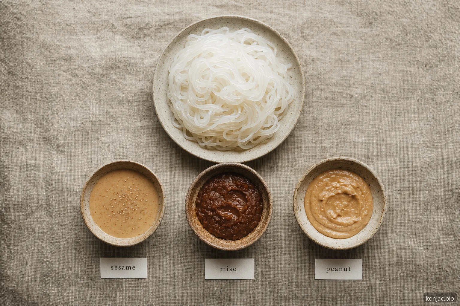 le ricette con noodle shirataki si abbinano meglio a salse dense al sesamo, al miso o alle arachidi che evitano noodle acquosi