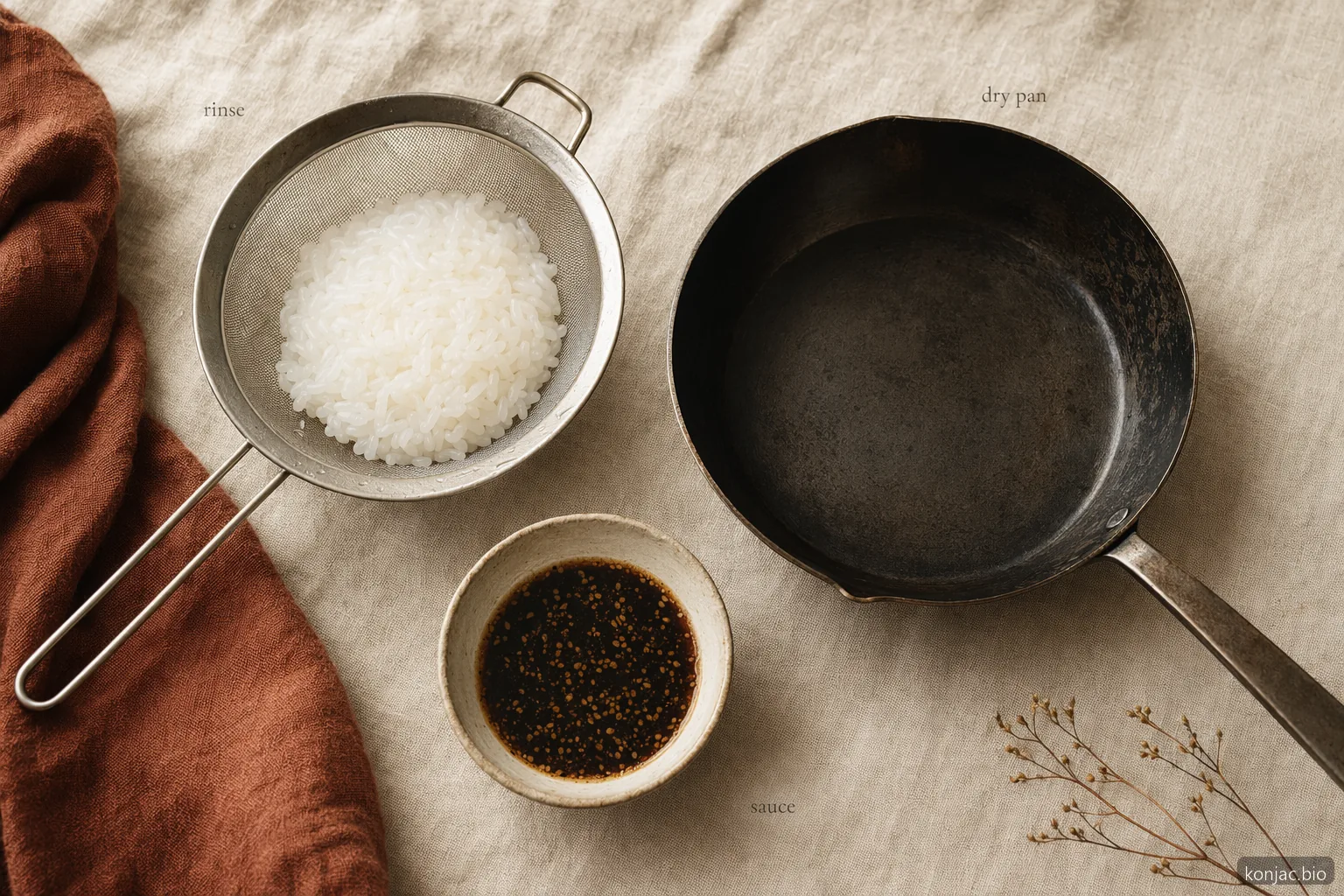 il riso shirataki miracle rice cuoce meglio quando viene sciacquato, riscaldato a secco e poi completato con salsa.