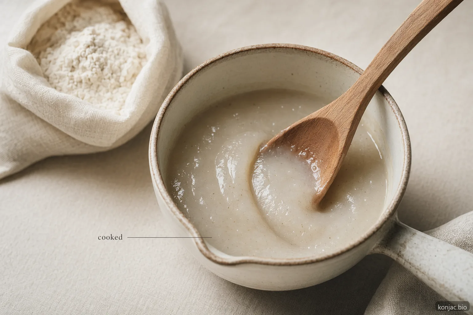 Effetti collaterali del konjac: una salsa con farina di konjac mostra che idratazione e cottura fanno comportare la polvere come un addensante.