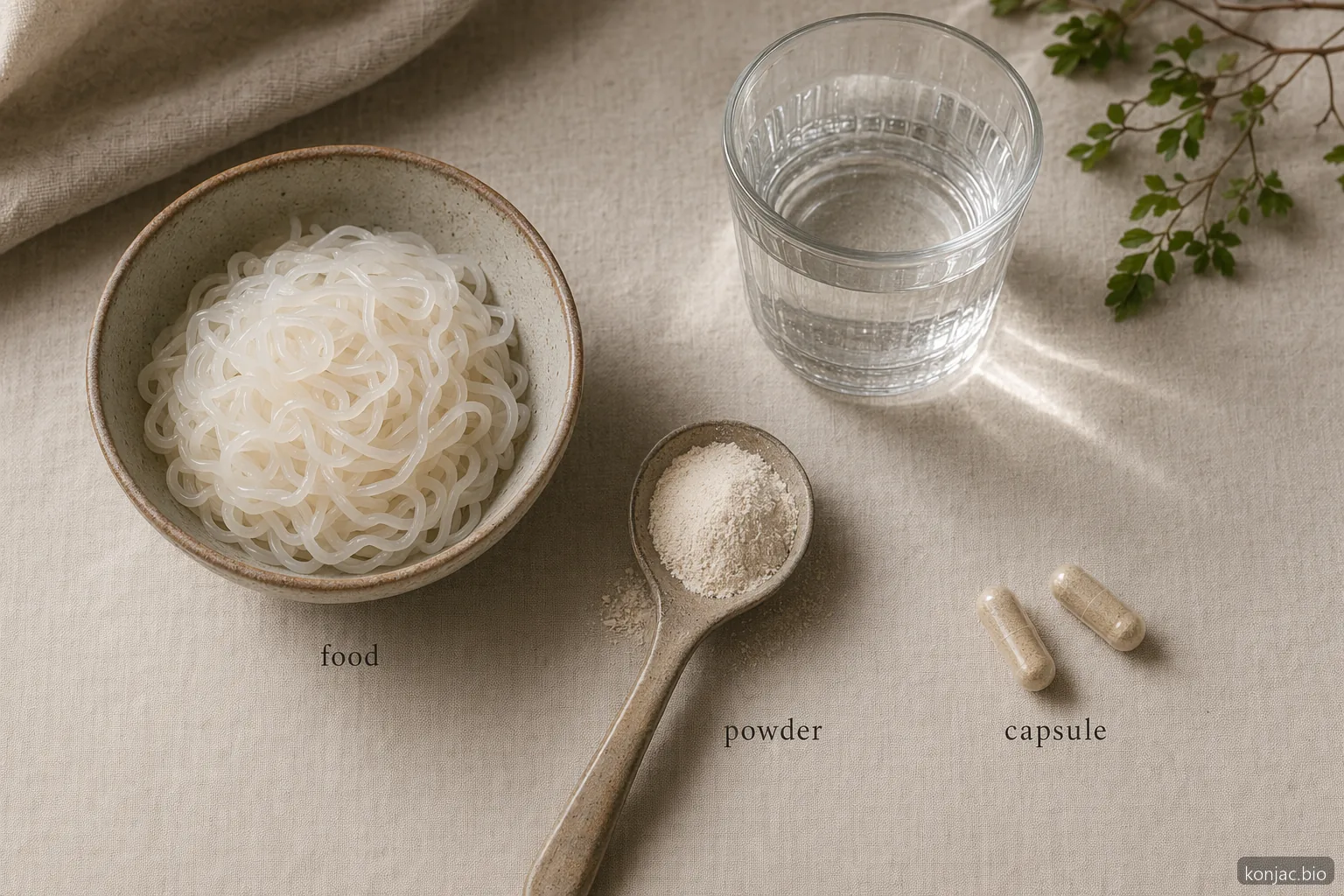 Effetti collaterali della farina di konjac: polvere secca e capsule richiedono maggiore cautela rispetto ai formati alimentari idratati e devono essere assunte con acqua.