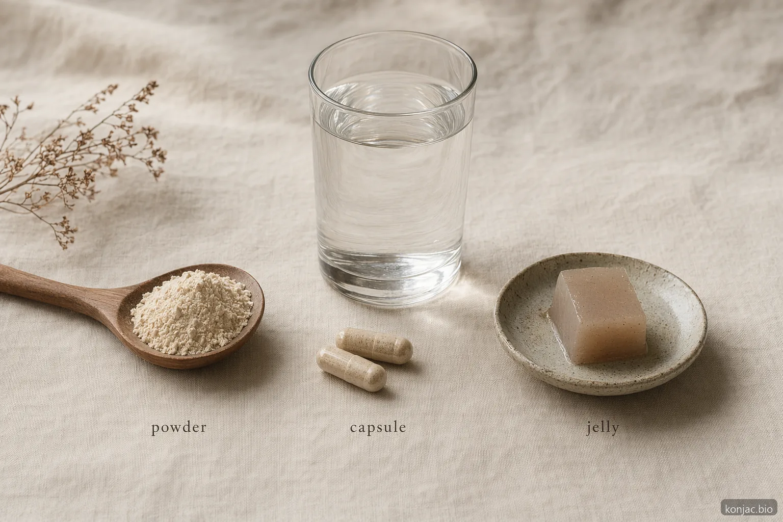 Gli effetti collaterali della radice di konjac variano in base alla forma; polvere, capsule e gelatina compatta richiedono acqua sufficiente per una deglutizione più sicura.